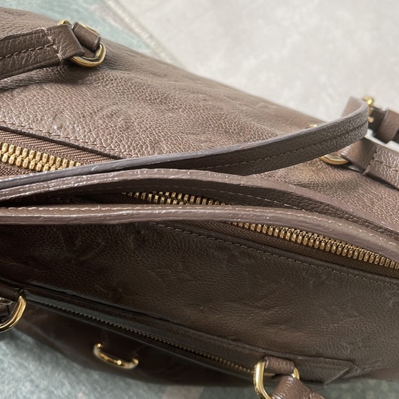 Louis Vuitton Lumineuse Empreinte HandBag. - Picture 6 of 12